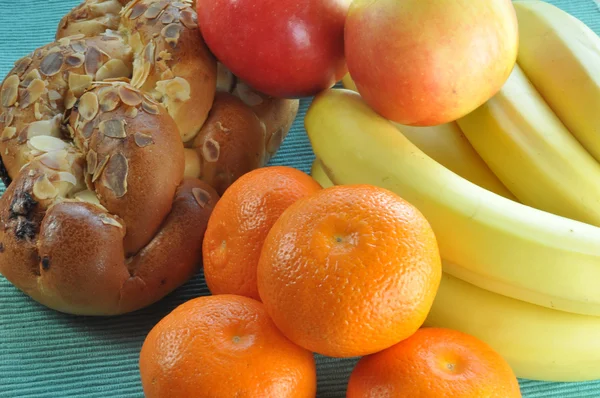 Kek ve meyve sağlıklı kahvaltı