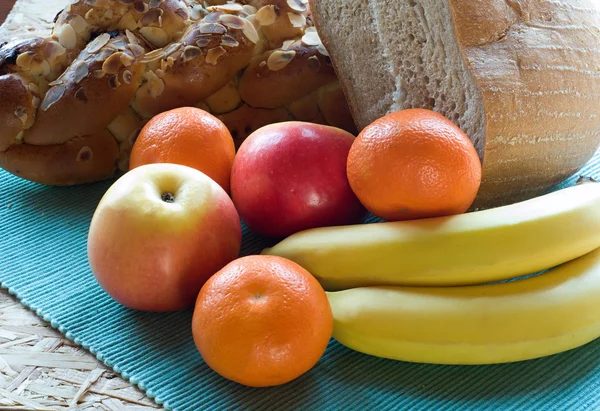 Pastelaria de pequeno-almoço e frutas — Fotografia de Stock