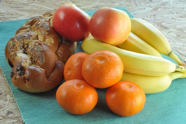 Desayuno saludable con pastel y fruta — Foto de Stock