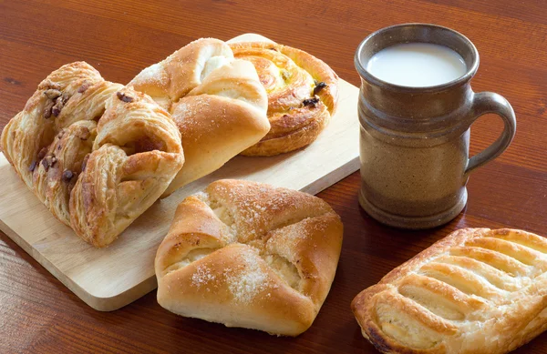 Kahvaltı Pastalar ve süt