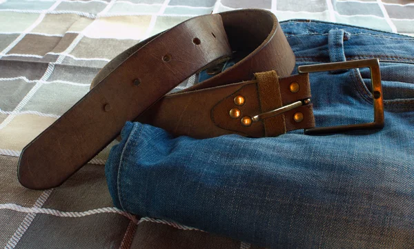 Mavi jeans ve kahverengi kemer