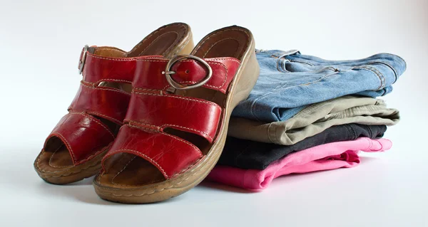 Kırmızı ayakkabılar ve varicolored jeans