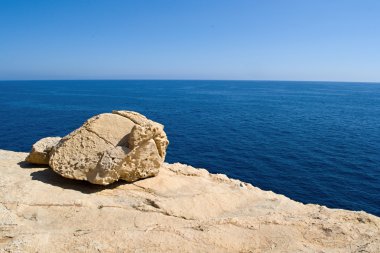 Taş ve mavi okyanus