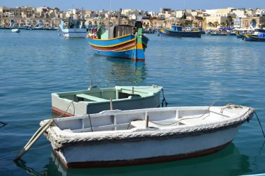 Balıkçı luzzu Malta'da tekneleri