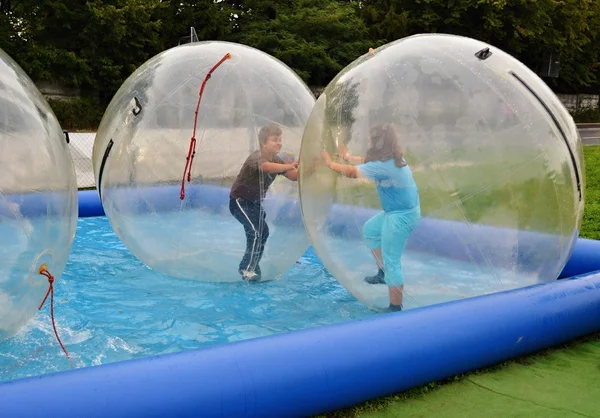 Hava kabarcıkları oynayan çocuklar