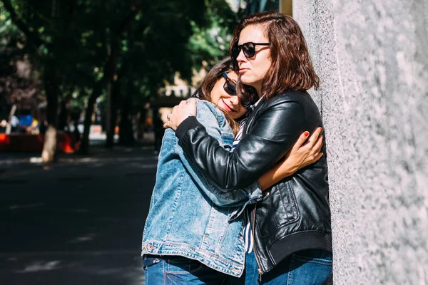 Pareja Mujeres Abrazándose Calle —  Fotos de Stock