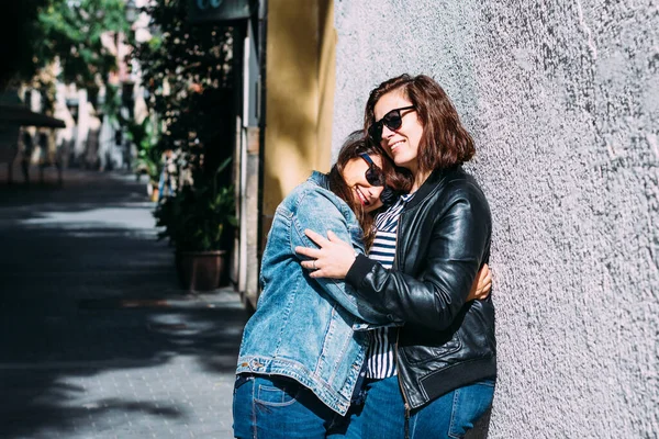 Pareja Mujeres Abrazándose Calle —  Fotos de Stock