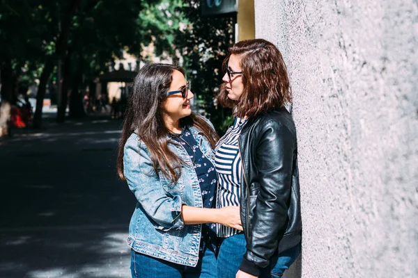 Pareja Mujeres Abrazándose Calle —  Fotos de Stock