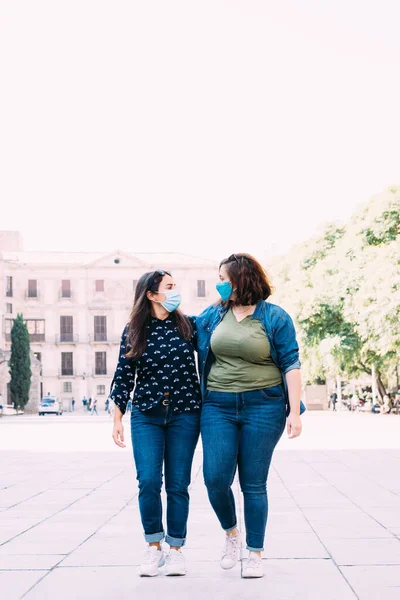 Pareja Mujeres Con Una Máscara Facial Caminando Mano —  Fotos de Stock