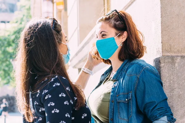 Beberapa Wanita Dengan Masker Wajah Berpelukan Jalan Stok Gambar