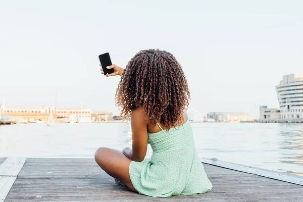 Mujer Africana Toma Una Selfie Por Mar — Foto de Stock
