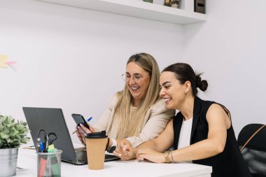 Ofiste birlikte çalışan iki kadın.