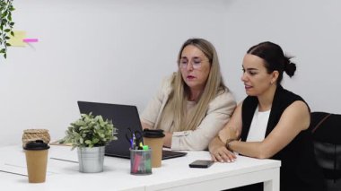 Başlangıç ofisinde birlikte çalışan iki kadın yeni iş planlıyorlar.