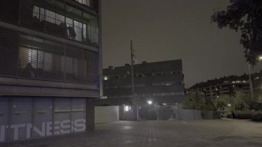 Geceleri güçlü bir elektrik fırtınası sırasında ıssız bir caddeye sağanak yağmur yağıyor. Dramatik şimşek karanlık gökyüzünü aydınlatır.