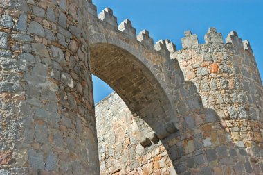 Tarihi Avila şehrinin ortaçağ mimarisini anlatan antik taş duvar ve kemer yolunu birleştiren