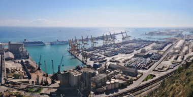 Barselona liman işleme konteynırları, gemiler, vinçler ve sanayi tesisleri, uluslararası ticaret ve nakliye temsilcileri