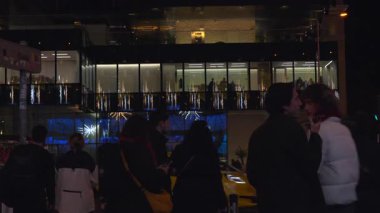 İspanya, Madrid, 127, 2025, çağdaş cam gökdelen cephesi, gece aydınlatmalı pencereler.