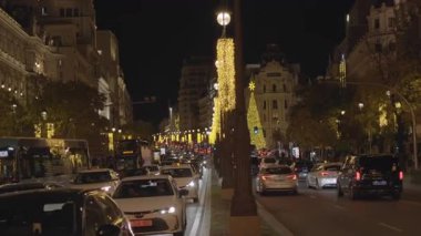 İspanya, Madrid, 127, 2025. Şehir caddesinde trafik sıkışıklığı. Tatil sezonu için Noel ışıklarıyla süslenmiş.