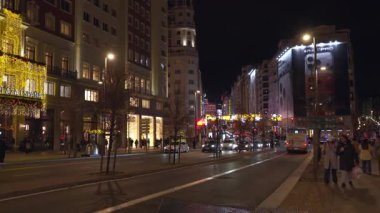 Madrid, İspanya, Noel, 12-14-2025: Madrid 'de Plaza de Espana yakınlarında Gran Via caddesinde yoğun bir gece hayatı