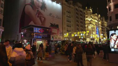 Madrid, İspanya, Noel, 12-14-2025: İspanya 'nın Madrid kentindeki kalabalık bir caddede Noel ışıklarının ve süslemelerin keyfini çıkaran bir kalabalık