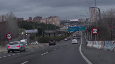 Madrid, İspanya, 01-16-2025: Bir araba sağı gösteren mavi bir okla otoyolda ilerliyor. Yol boş, araba ve birkaç araba dışında.