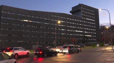 Neon ışıklı bir eczane ve üzerinde Farmacia yazan yeşil bir tabela. Mağaza geceleri açık.