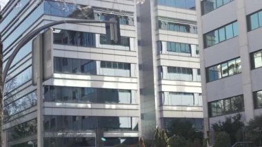 Önünde bir sürü pencere ve sokak lambası olan yüksek bir bina.