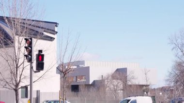 Caddenin köşesinde kırmızı ışık yanıyor.