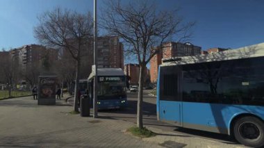 Madrid, İspanya, 02 23 2025, Mavi şehir otobüsü duruyor ve otomatik olarak tekerlekli sandalye erişimi için rampa yerleştiriliyor.