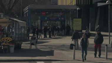 Madrid, İspanya, 02 23 2025, Madrid 'de güneşli bir günde metro istasyonunun girişinde anonim bir kalabalık yürüyor.
