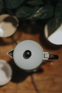 Sobanın üstündeki moka tenceresinin üst görüntüsü. Vintage filtresi ve yapay tahıl efektleri uygulandı..