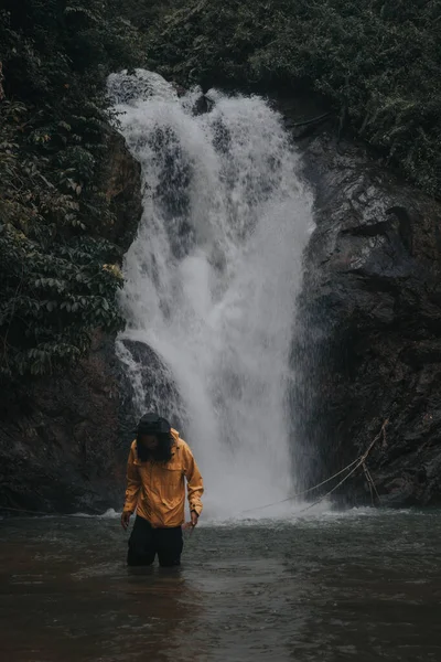 Азиатский Мужчина Путешественник Наслаждаясь Красотой Тропических Лесов Waterfall Мужчина Исследователь Стоковая Картинка