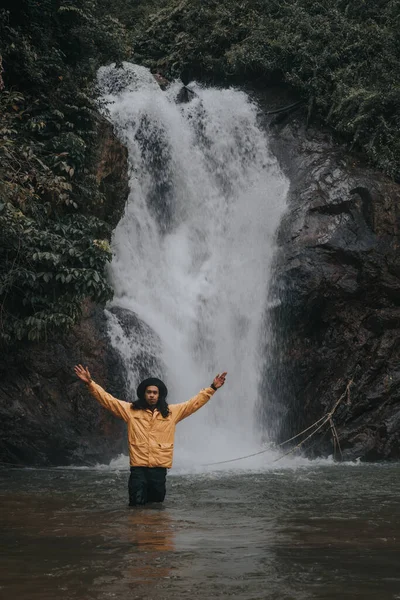 熱帯雨林の滝の美しさを楽しむアジアの男性旅行者 滝プールの男性探検家 キャンプやハイキングライフスタイル 野生へ ストックフォト