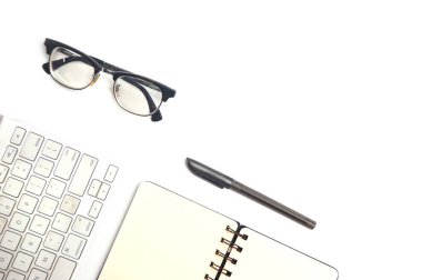 Dizüstü bilgisayarı, kalemi ve defteri olan ofis masası..