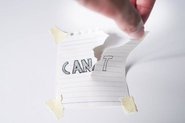 Kendi motivasyonumu sağlayabilirim. Yazılı kelimenin T harfini yırtabilirim. Bunu yapabilirim diyor. Kendime güvenim, pozitif tutumum ve motivasyonum için yapabilirim..