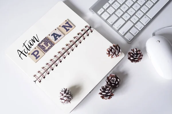 Computer Toetsenbord Pinecones Notebook Geschreven Met Tekst Business Plan Wit Rechtenvrije Stockfoto's