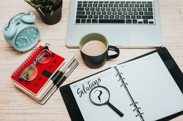 Laptop Spektakel Klok Kopje Koffie Een Notebook Houten Bureau Geschreven Rechtenvrije Stockfoto's