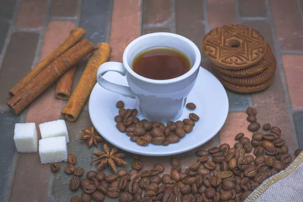 Secangkir Kopi Biji Kopi Kue Dan Lilin Dengan Latar Belakang — Stok Foto