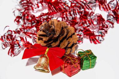 Ahşap arka planda çam kozalaklarıyla Noel süslemesi