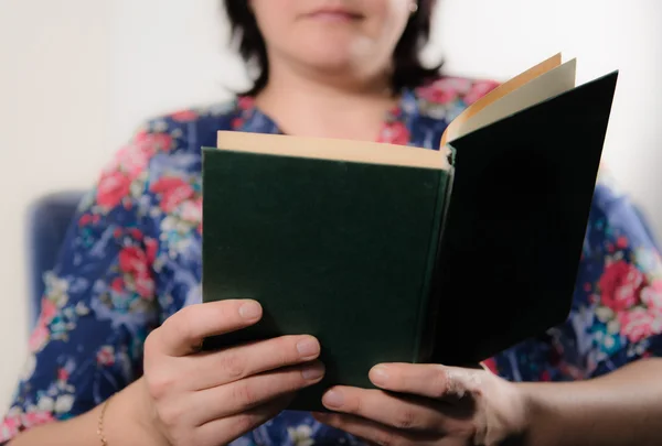 Woman reading a green book Royalty Free Stock Images