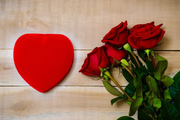 Букет красных роз и красное сердце — стоковое фото
