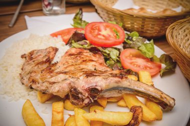 yiyecek tabak pirinç pişmiş bacak, domates, gre oluşur