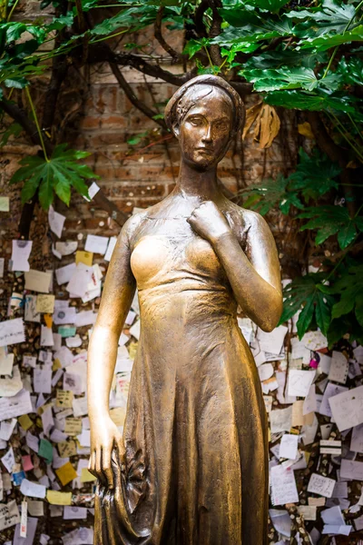 Verona, İtalya'da Juliet bronz heykeli standları