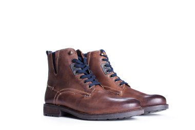 Kahverengi çizmeler beyaz arkaplanda izole edilmiş