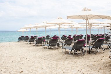 G sahil fırtına öncesi sessizlik Plajda şemsiye katlanmış