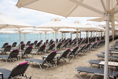 G sahil fırtına öncesi sessizlik Plajda şemsiye katlanmış