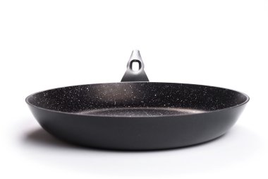 Kızartma tavası beyaz arkaplanda izole