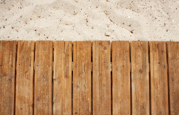 Praia tropical e plataforma de madeira — Fotografia de Stock
