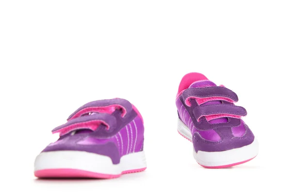 Пара рожевого спортивного взуття на білому тлі — стокове фото