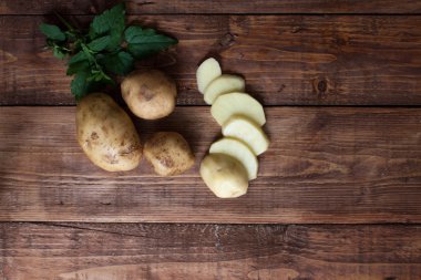 Ahşap arka plan, dilimlenmiş patates patates